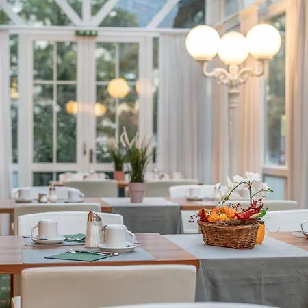 Neue Post I Self Check-in 4* Innsbruck