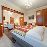 Neue Post I Self Check-in Hotell