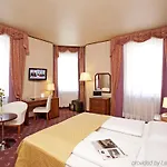 Neue Post I Self Check-in Hotell
